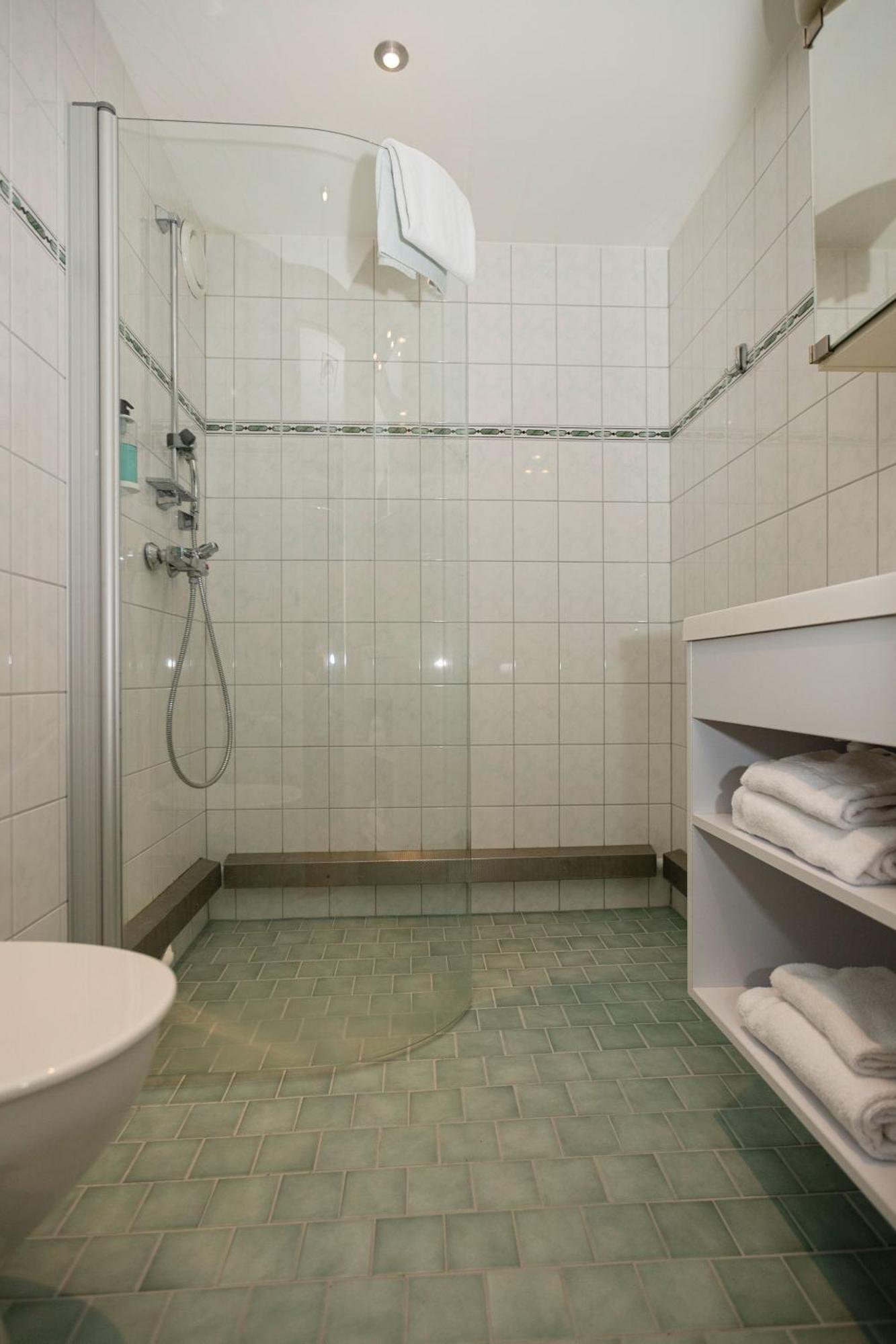Adlon Hotelli 3*